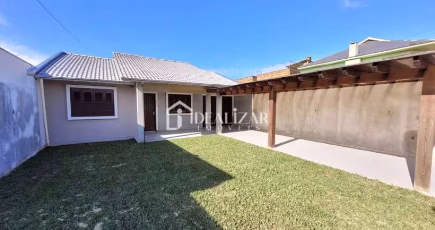Casa com 4 dormitórios, mais 3 banheiros sociais, cozinha, sala de jantar, churrasqueira, abrigo coberto para o carro, pátio fechado, apenas 180 metros do mar. Vem conferir mais.