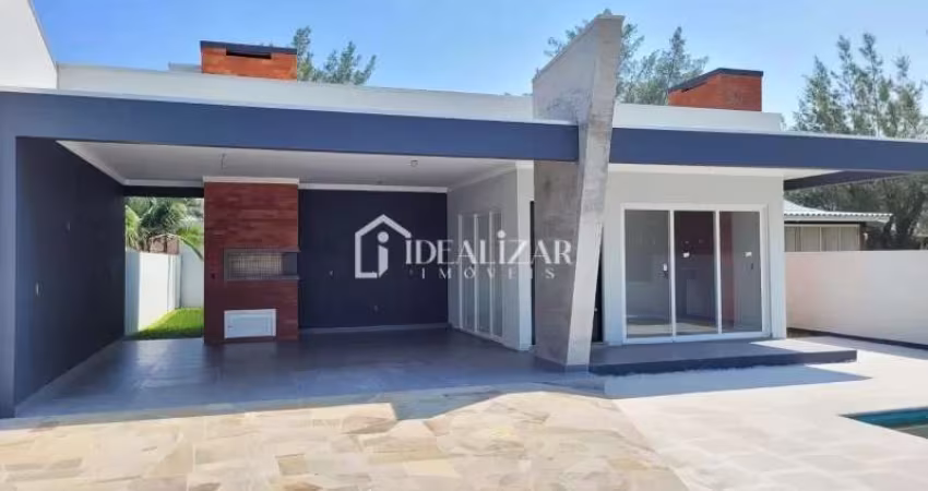 Bela casa á venda em Arroio do Sal, com piscina, poucos metros da beira mar.