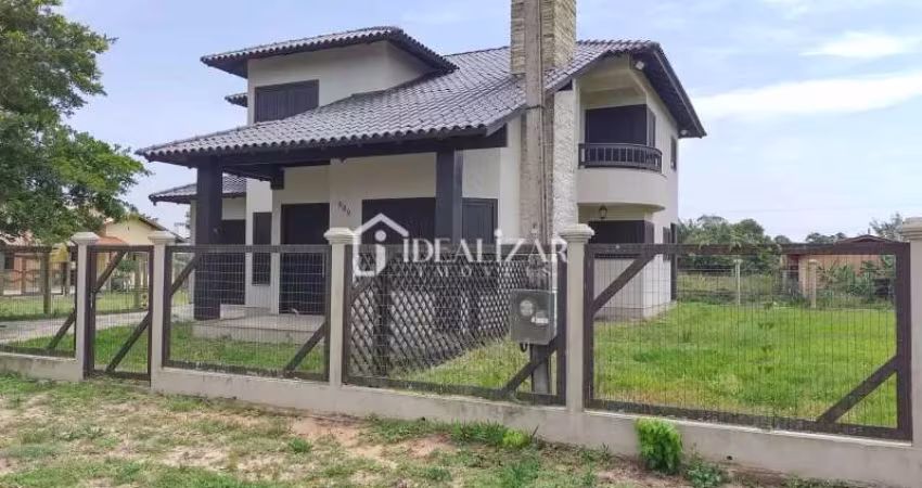 Bela casa á venda em Arroio do Sal,  próximo ao centro, dispõe de 3 dormitórios, sendo um suíte com banheira de hidromassagem.