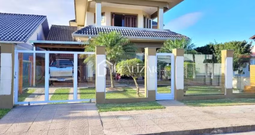 Bela casa com piscina, próximo ao centro de Arroio do Sal no bairro Vista Alegre, apenas uma quadra do mar.