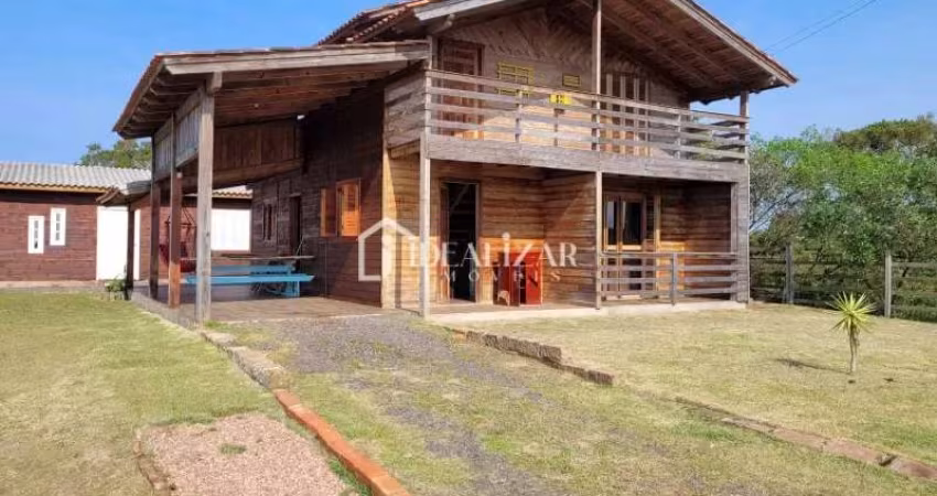 Casa com 3 dormitórios,  sendo 1 suíte,  mais um banheiro social, com pátio amplo.