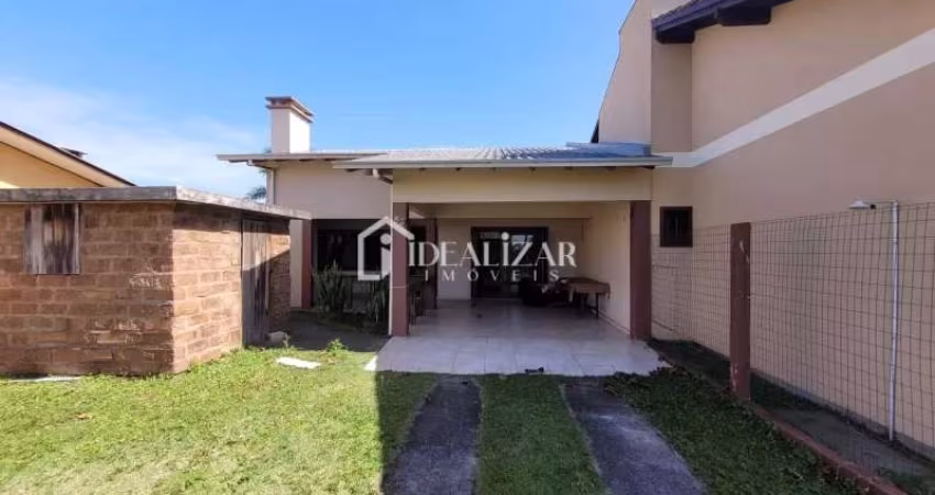 Casa com 2 dormitórios, sendo um suíte, mais um banheiro social, apenas 80 metros do mar.