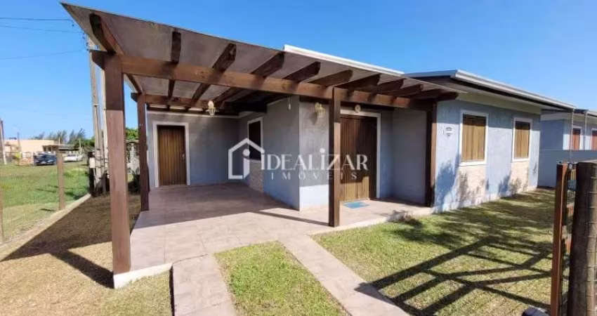 Casa com 3 dormitórios, sendo um suíte, apenas 460 metros do mar.
