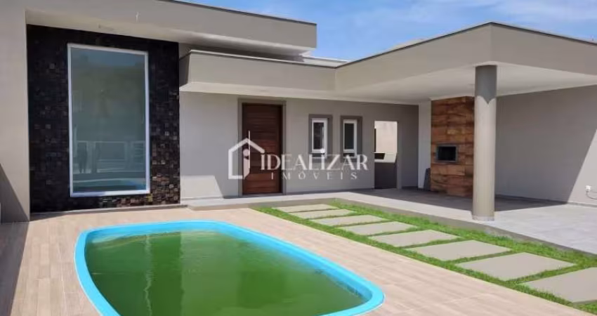 Bela casa á venda em Arroio do Sal, apenas 50 metros do mar, com piscina.