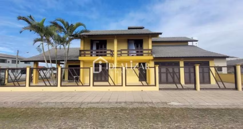 Excelente casa de esquina em Areias Brancas com 273 m² de área construída e a poucos metros do mar