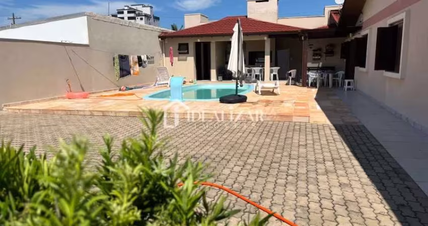 Bela casa ampla e com piscina a venda em Arroio do Sal.