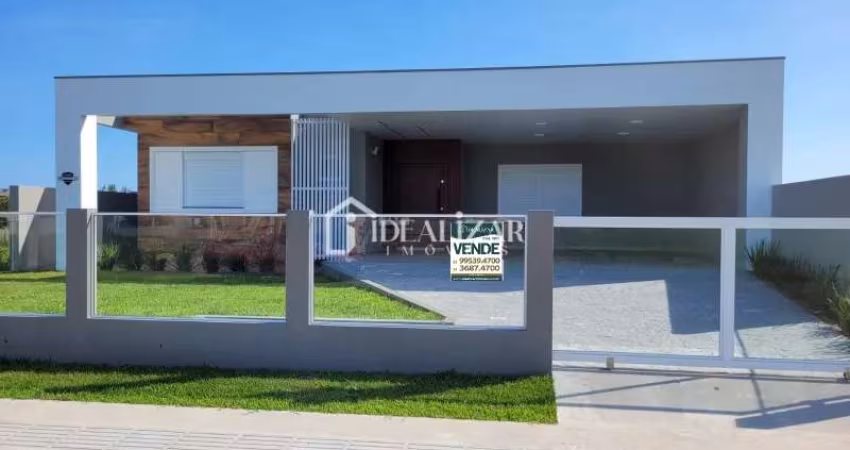 Bela casa em alto padrão, á venda em Arroio do Sal, com piscina, 168 m² de áre construída, rua pavimentada.