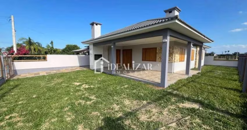 Casa nova de esquina, á venda em Arroio do Sal, com 150 m², apenas 300 metros do mar.