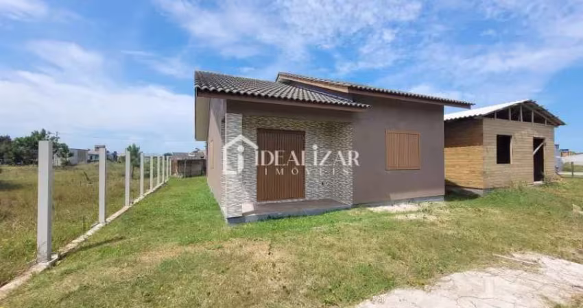 Casa á venda em Arroio do Sal, no bairro São Jorge, dispõe de 3 dormitórios, apenas 450 metros do mar.