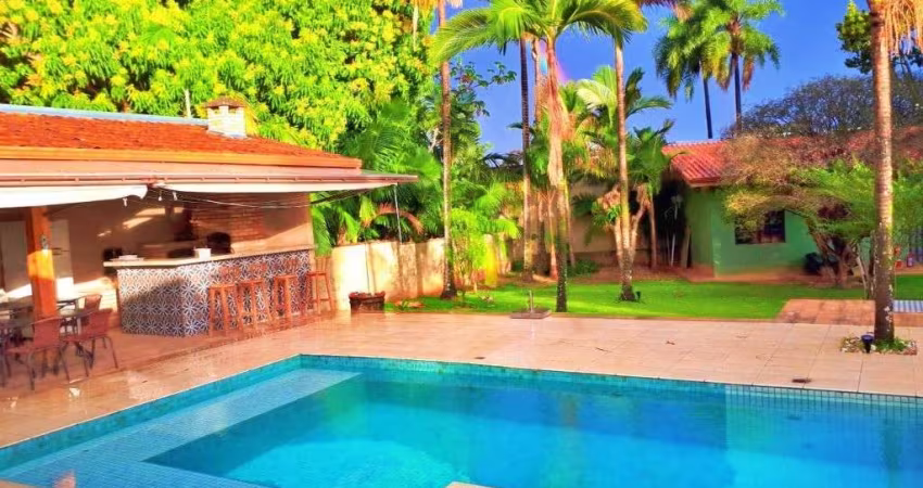 Linda casa colonial com 3 Suítes ,Piscina, Spa Jaccuzzi, Área de Churrasco com conjunto de churrasqueira, forno e fogão a lenha. Edícula de 50 metros