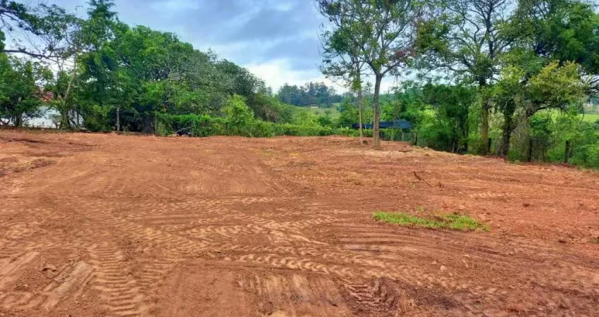 Terreno com 5.000 m² em uma ótima topografia, com uma casa de 120m² em um condomínio completo na cidade salto com quadra de tênis, piscina, salão de f