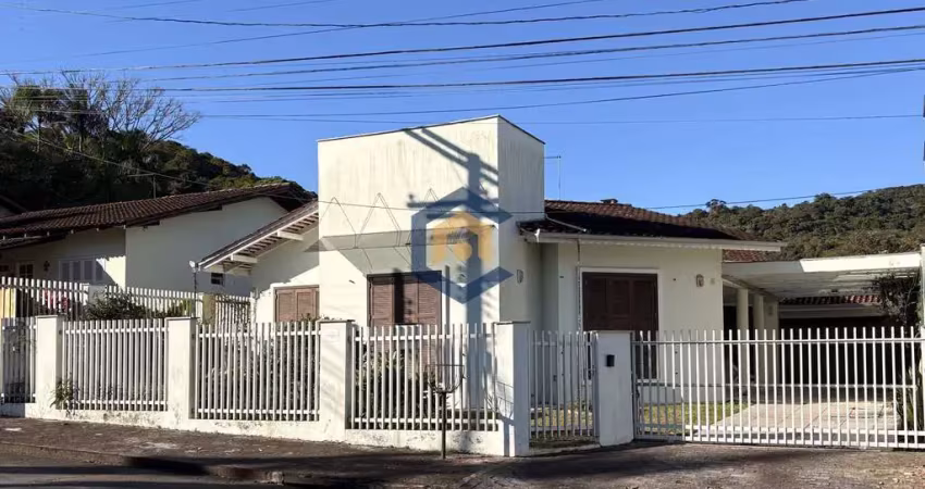 Linda casa a venda com 4 quartos no bairro glória em joinville/sc