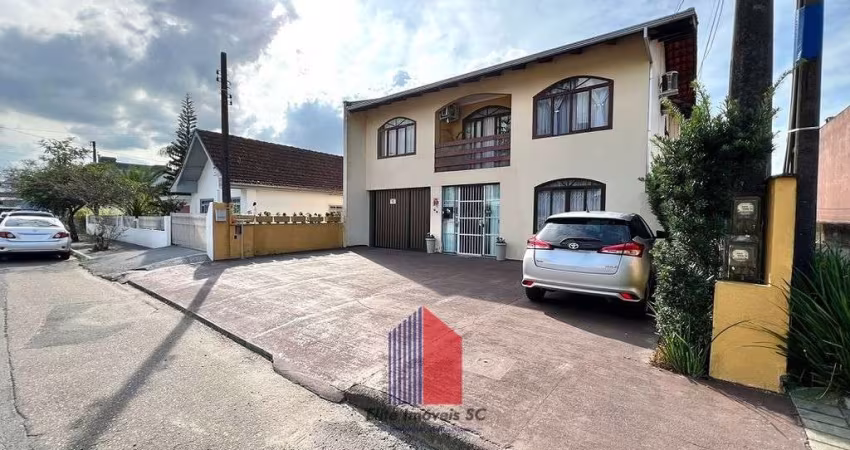 Sobrado Comercial com 2 casas no Bairro Iririú