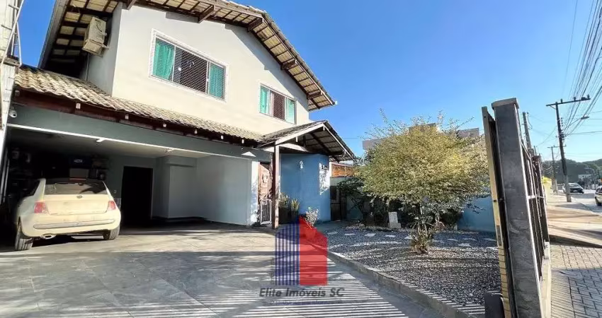 Casa com 3 quartos à venda na Rua Valdemiro Ender, 340, Petrópolis, Joinville
