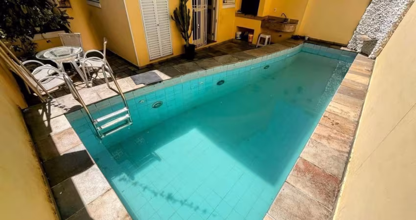 Casa à venda em Santos-SP, Vila Mathias: 3 quartos, 1 suíte, 1 sala, 2 banheiros, 3 vagas de garagem, 200m². Imperdível!