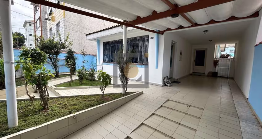 Casa à venda em Santos-SP, na Ponta da Praia, com 3 quartos, 1 sala, 2 banheiros e 197,00 m² de área.