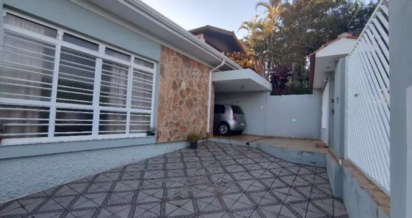 Casa térrea com 3 dormitórios mais edicula de 1 dormitório .