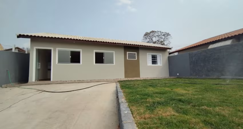 Casa com 3 dormitorios  no parque aquatico em Lindóia.