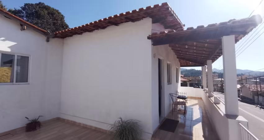 Casa com 3 dormitórios no centro de Lindóia