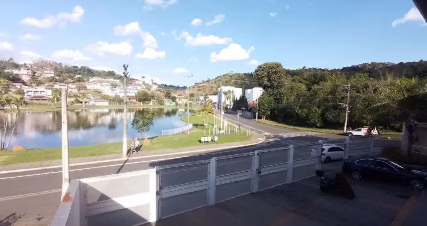Sobrado com 2 suítes  de frente ao lago em lindóia.