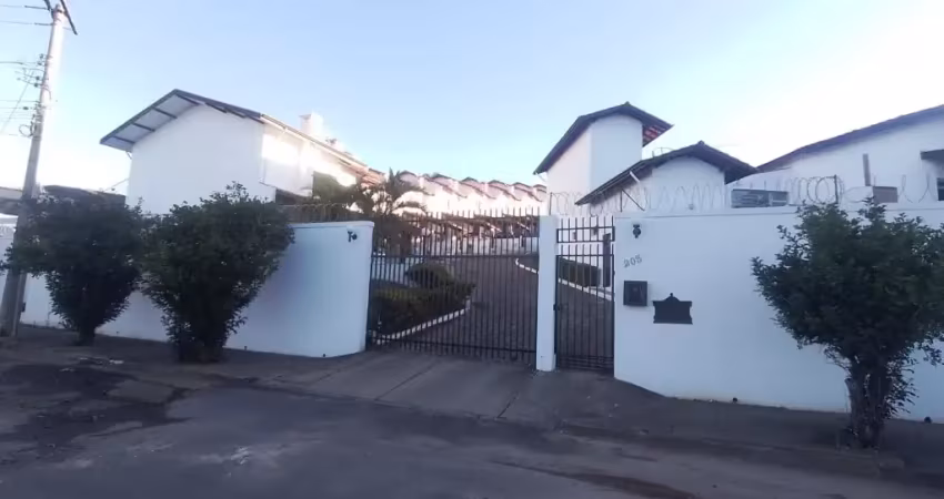 Sobrado em condomínio fechado com 2 dormitórios e área de lazer