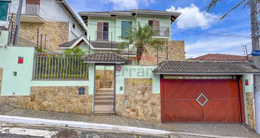 Horto, Sobrado, 4 dormitórios, 2 suítes, 6 vagas, piscina e churrasqueira, 322 metros construído.