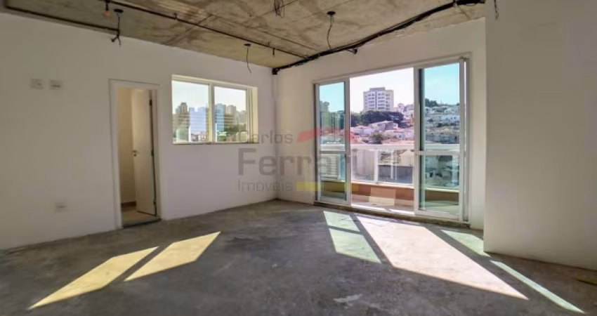 Sala comercial com sacada, 2 banheiros com ventilação natural, 1 vaga de garagem, no contra piso.