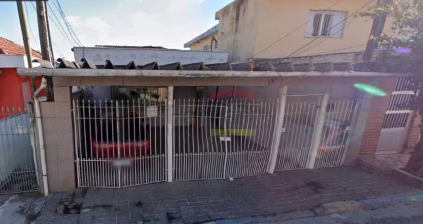 Casa com 4 cômodos + 4 casas de 2 cômodos e banheiro