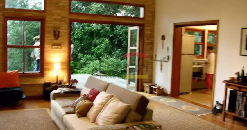 Linda casa de padrão rústico no condomínio parque suíça, em meio a serra da cantareira com 220m²  de