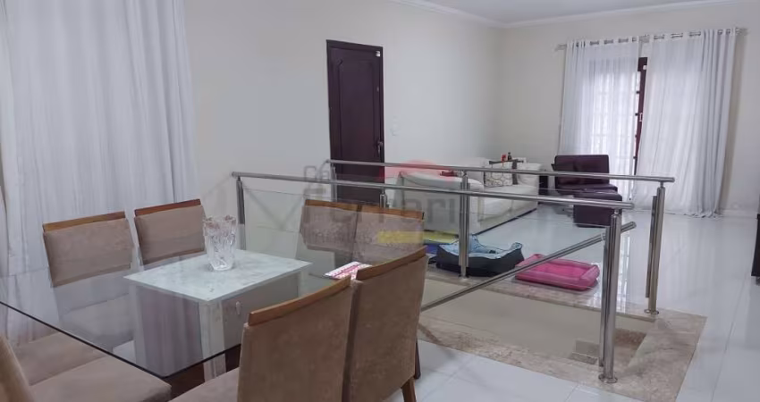 Sobrado a Venda na Vila Irmãos Arnoni - 03 Dormitórios e 04 vagas de Garagem.