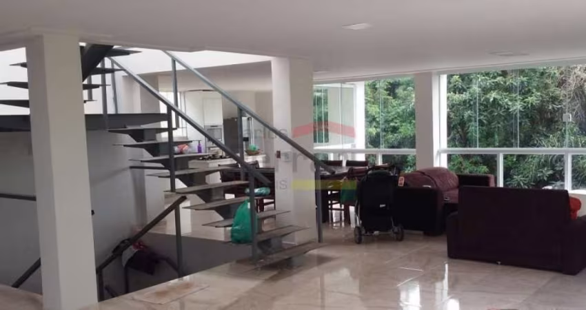 LINDA CASA EM CONDOMÍNIO FECHADO  COM 3 SUÍTES E 5 VAGAS PRÓXIMO AO HORTO