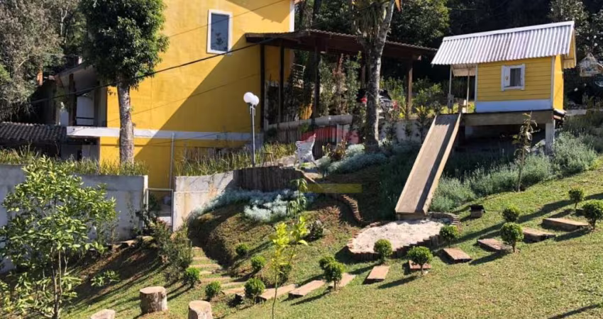 Sobrado para venda no Condomínio Parque Suíça, meio a Serra da Cantareira com 400 metros quadrados