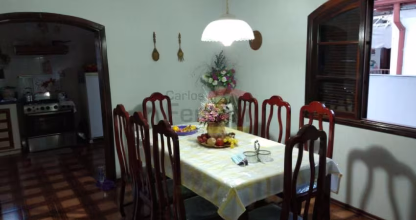 SOBRADO NO TREMEMBÉ COM 4 DORMITÓRIOS (2 SUÍTES), 5 BANHEIROS, CHURRASQUEIRA E QUINTAL