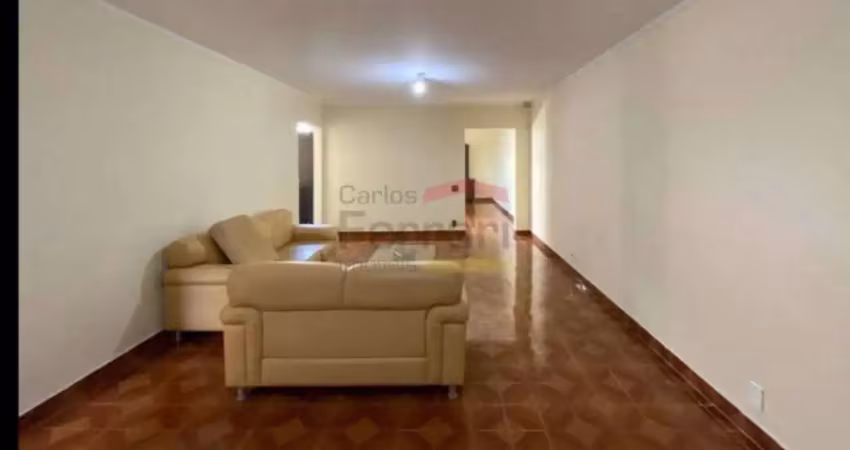 Casa térrea com 296 m² área construída / 4 dormitórios / 3 suítes, 4 vagas