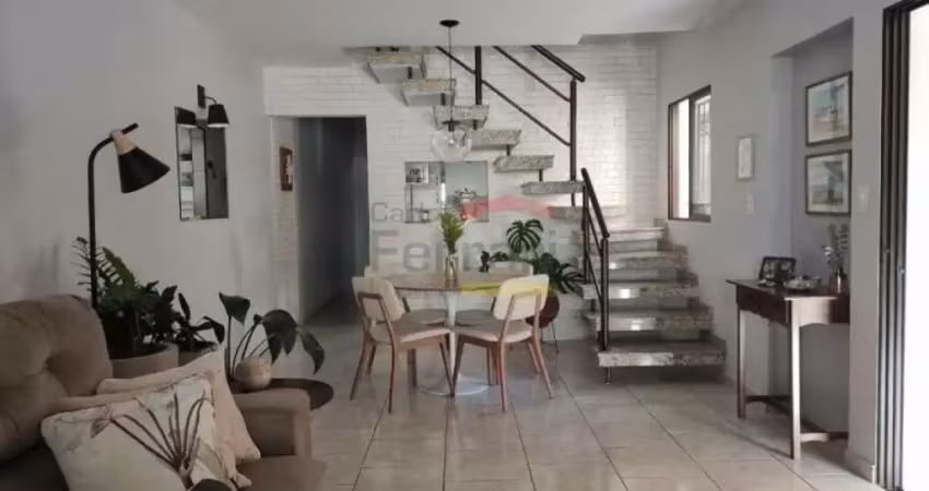 Sobrado com 4 Dormitórios, sendo 1 suítes, 2 vagas à Venda, 130 m²