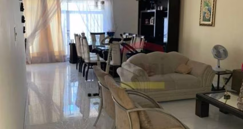 Sobrado à venda no Tremembé, 3 dormitórios, 1 suíte, 5 vagas, piscina, jardim. Estuda permuta !