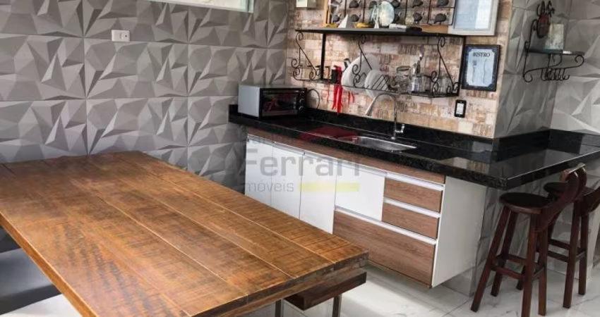 Casa em condomínio fechado, 2 suítes, 2 vagas, solarium com churrasqueira.