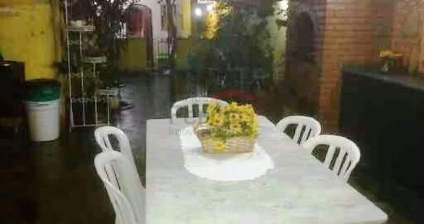 SOBRADO COM 03 SUÍTES, 04 VAGAS, E EDÍCULA COM 02 SUÍTES.