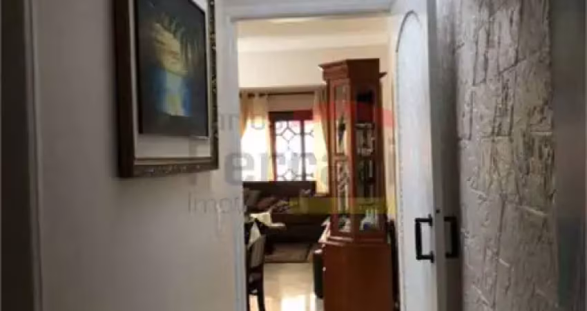 Casa térrea com 02 dormitórios, sendo 01 suíte e 2 vagas + edícula