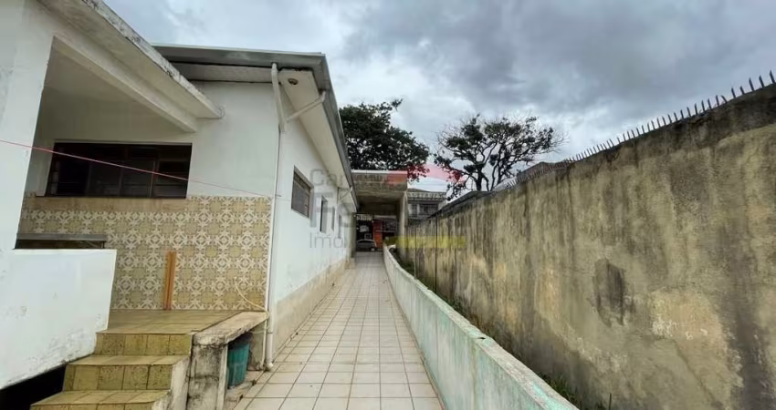 Casa térrea de 190 m² à venda no Parque Peruche, com 2 dormitórios, 3 vagas.
