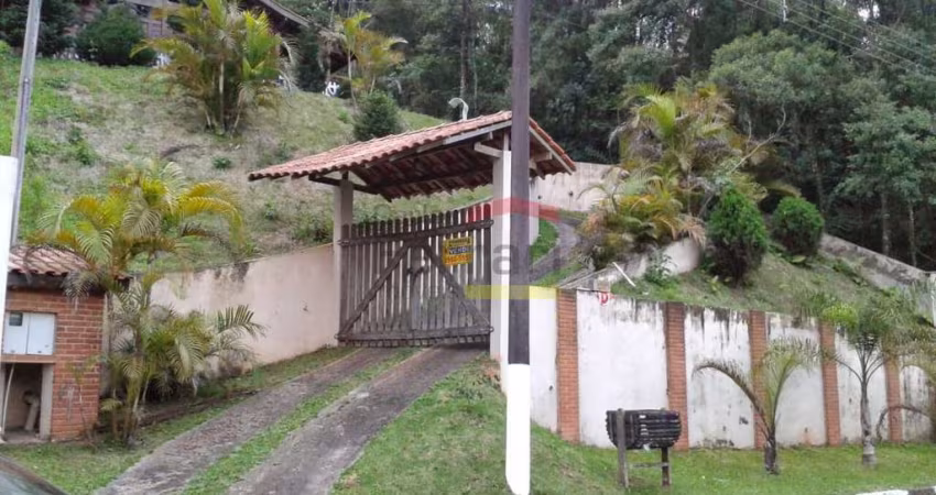 Casa aconchegante em meio a Serra da Cantareira, no loteamento Pq Suíça com 120m de área útil, toda
