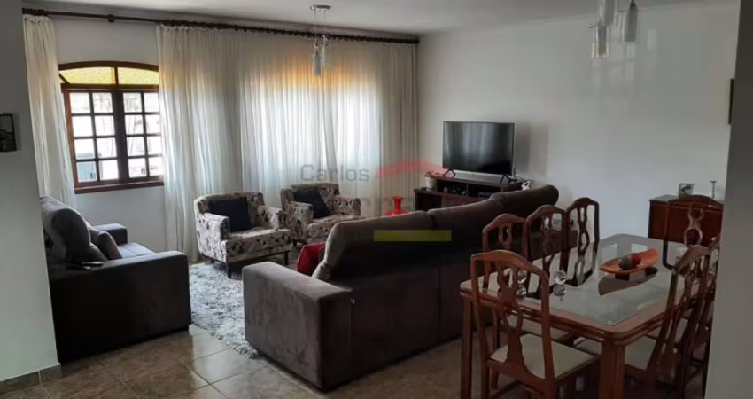 SOBRADO COM 3 SUÍTES, QUINTAL, CHURRASQUEIRA, 8 VAGAS DE GARAGEM