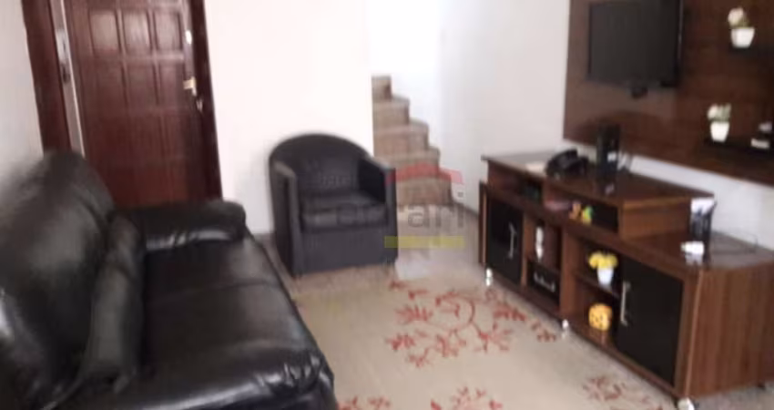 SOBRADO EM CONDOMÍNIO COM 03 DORMITÓRIOS, 01 VAGA DE GARAGEM E CHURRASQUEIRA
