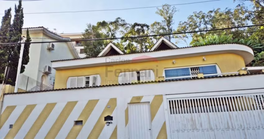 Casa Assobradada no Jardim França com 4 suítes, piscina e 7 vagas, próximo ao TriMais