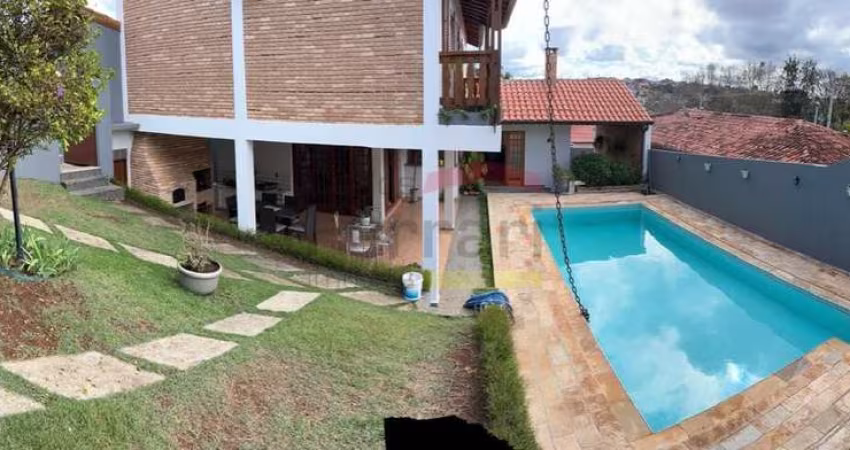Bela casa assobrada em Atibaia