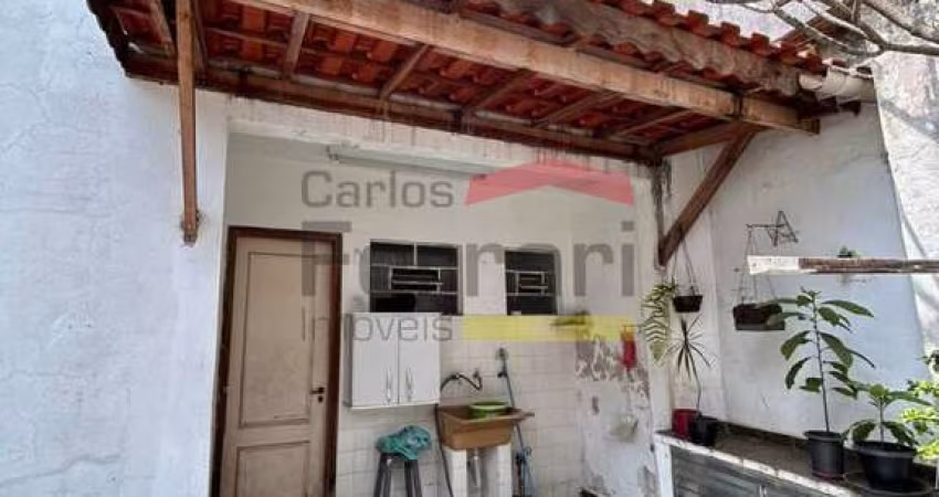 Sobrado com dois dormitórios, sendo um com varanda, ampla sala para dois ambientes