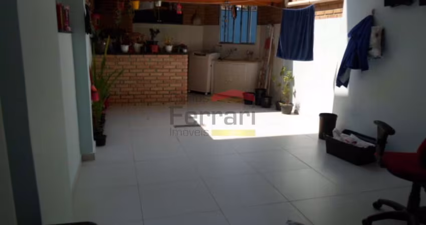 Sobrado com 3 dormitórios, sendo 1 suíte, 1 vaga e quintal com churrasqueira