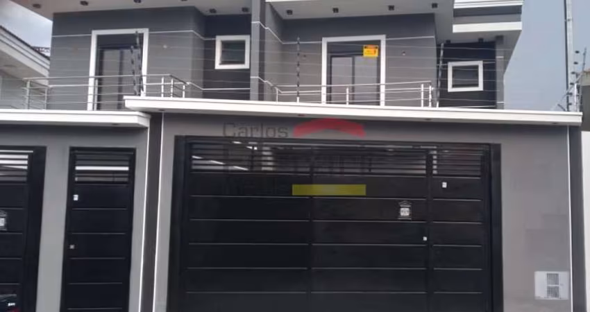 Sobrado no Jardim Guapira, com 3 quartos, 2 vagas e quintal com churrasqueira