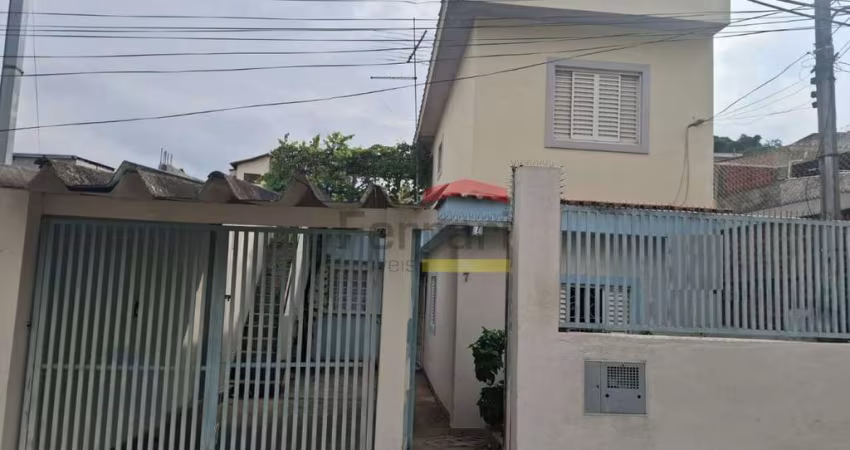 Sobrado 2 dormitórios, 2 vagas, vago. No Parque Vitória. Rua tranquila.