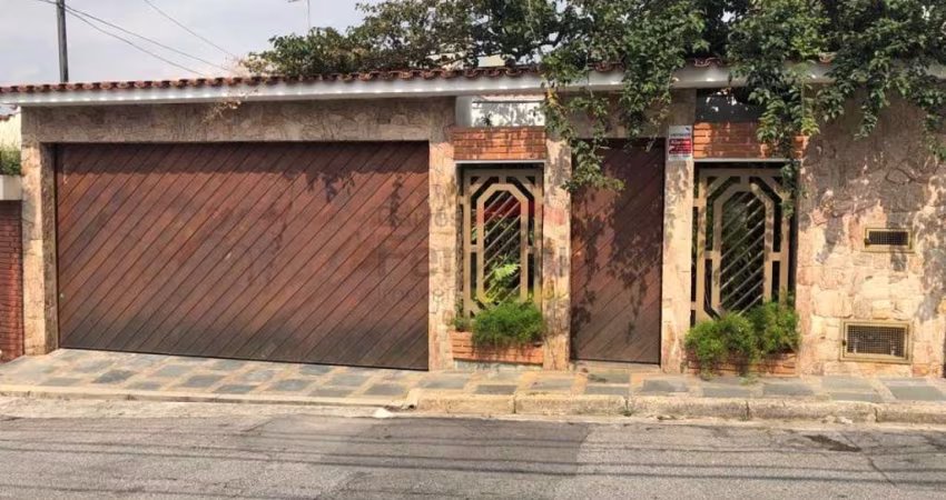 Casa ampla Santa Teresinha- 300m² - com frente para duas ruas tranquilas.